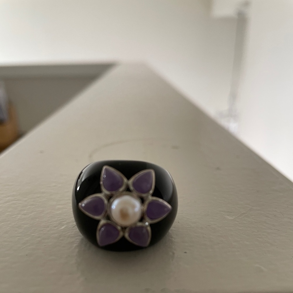 Women’s ring.